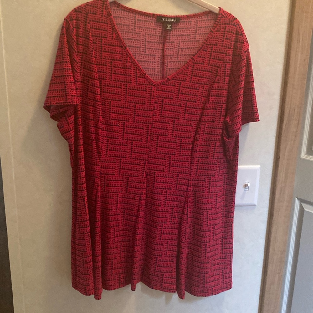 Roz & Ali Short sleeve shirt, Maroon with black design in material. Size 1X,